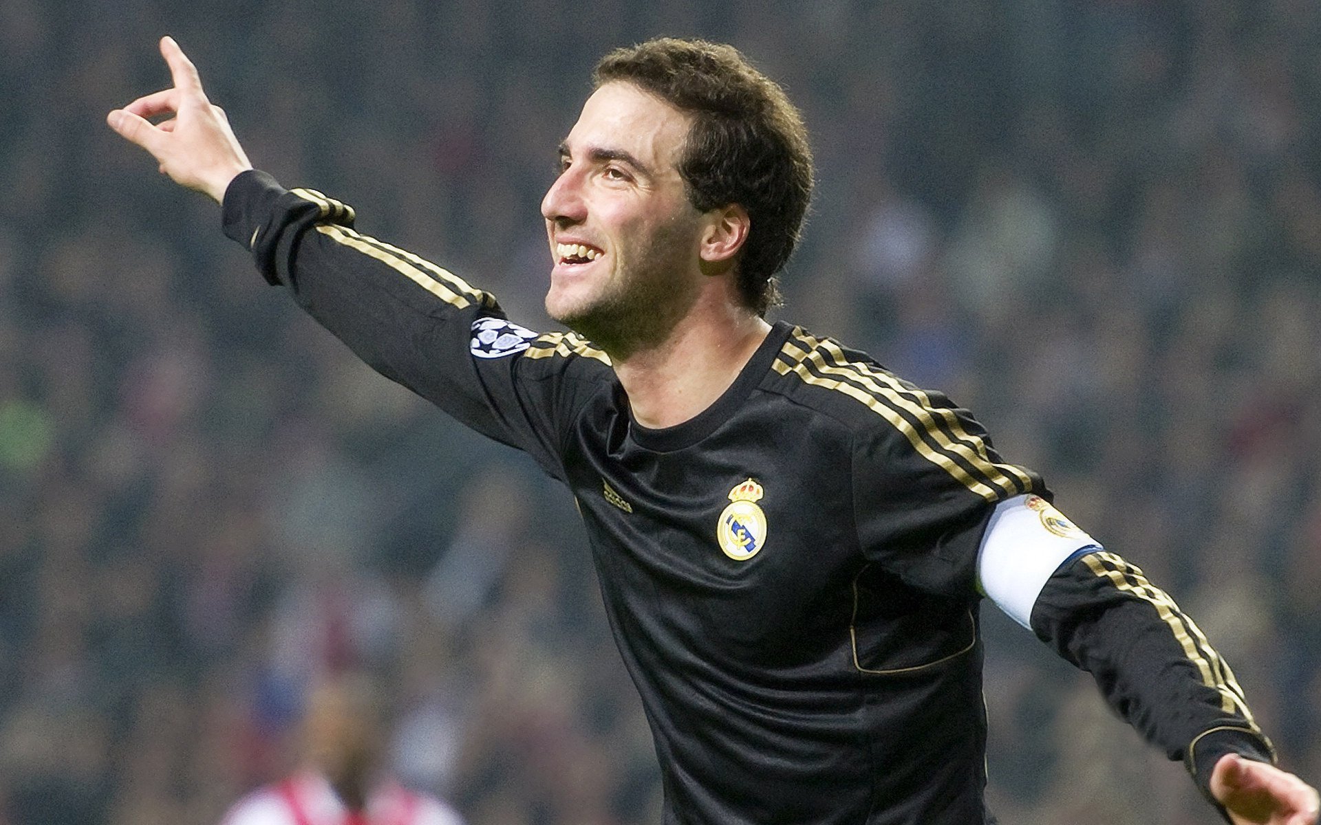 新援语言能力是否决定其上场速度